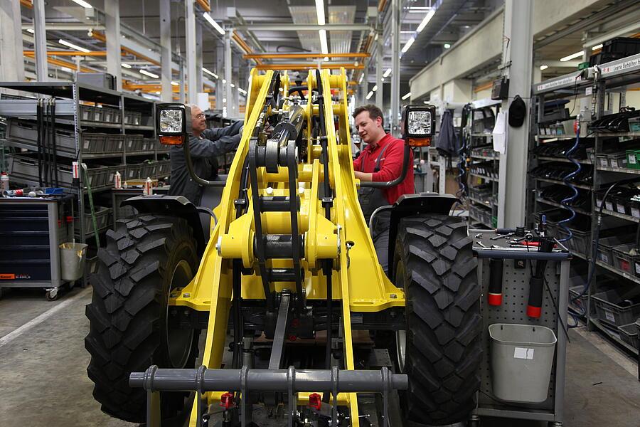 Production of an articulated wheel loader at the Wacker Neuson Korbach site.