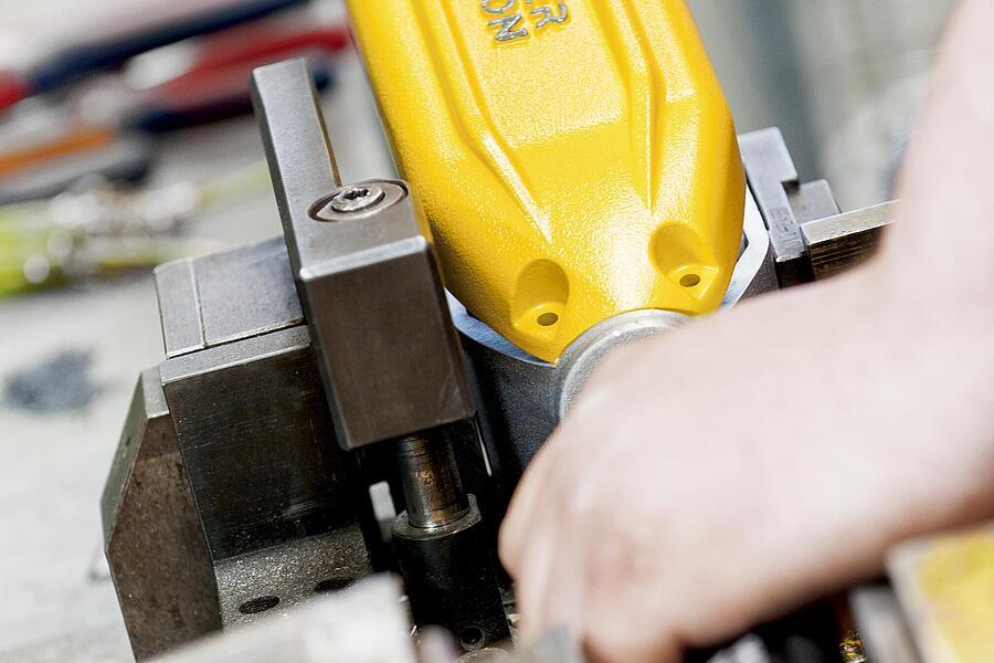 Production of an internal vibrator at the Wacker Neuson Reichertshofen site.