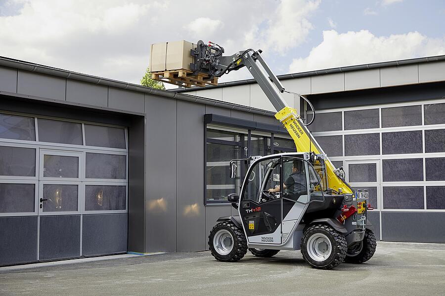 Wacker Neuson telehandler TH412 in front of the Wacker Neuson Korbach site.