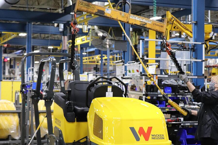 Production of an RD12 ride-on vibratory roller at the Wacker Neuson Menomonee Falls site.