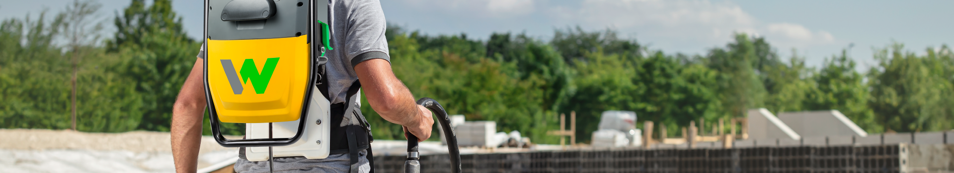 High-frequency internal vibrator system ACBe in use on construction site from behind