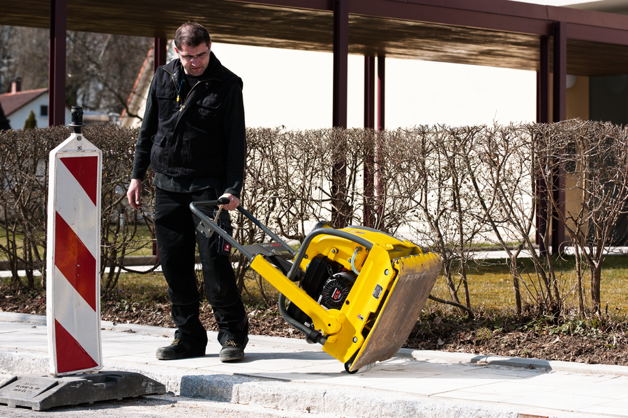 Vibratory plate WPU1550A with integrated transport roller